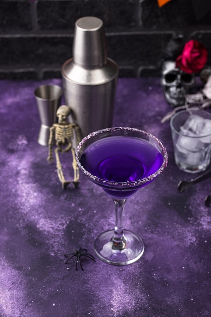 Photo halloween purple lavender margarita cocktail