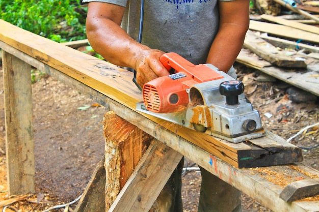 Photo hand carpenter using wood planer