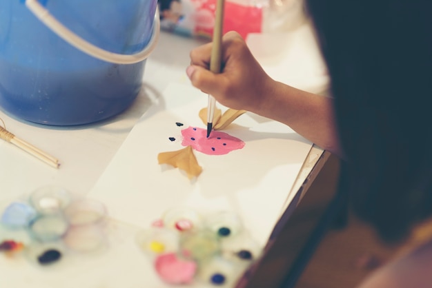 Photo the hand of a child drawing a paintbrush