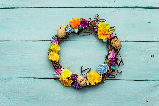 Photo hand crafted easter wicker wreath with quail eggs and handmade flowers