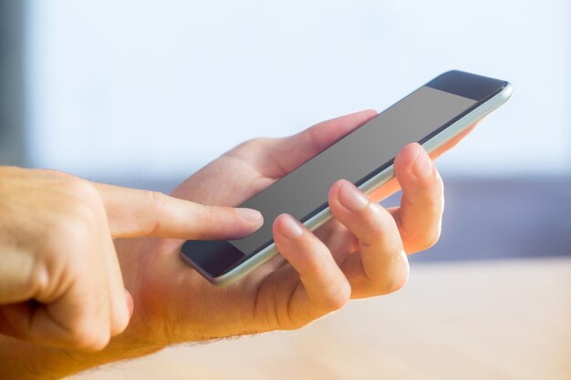 Photo hand holding a black smartphone