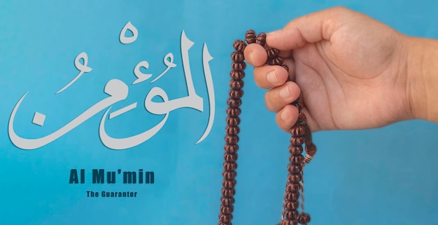 Photo hand of muslim woman holding prayer beads 99 names of god muslim woman praying name of allah