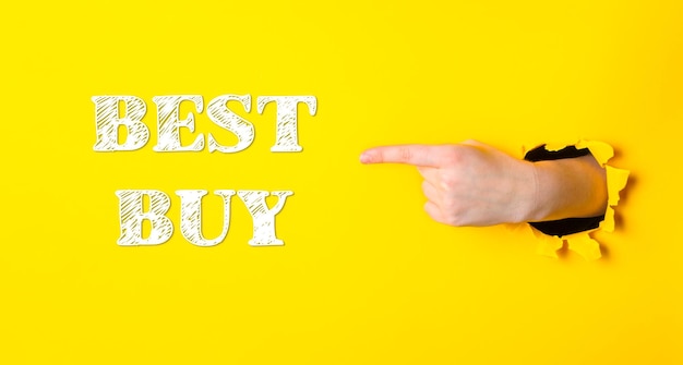 Photo a hand pointing to the word best buy on a yellow background