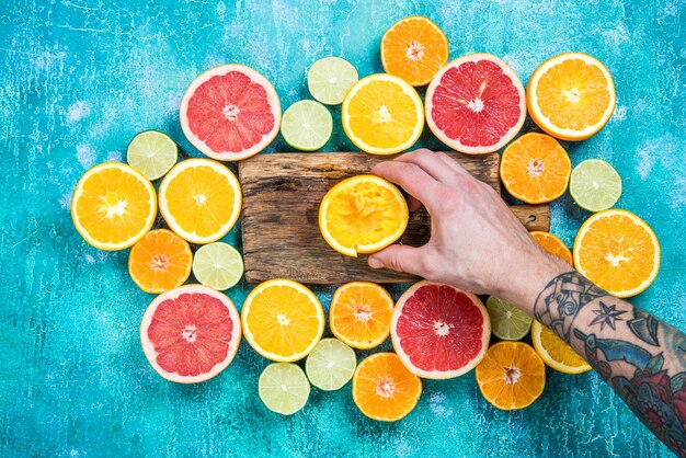 Photo hand squeezing orange for juice