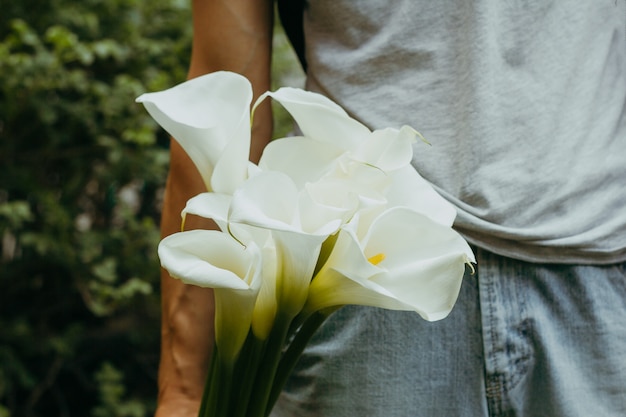  hand with Calla lilies flowers