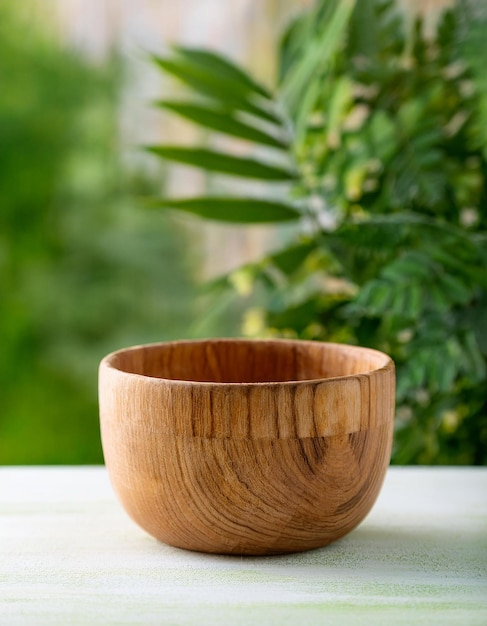 Photo handcrafted wooden cup empty cup for drink mockup closeup natural green backdrop