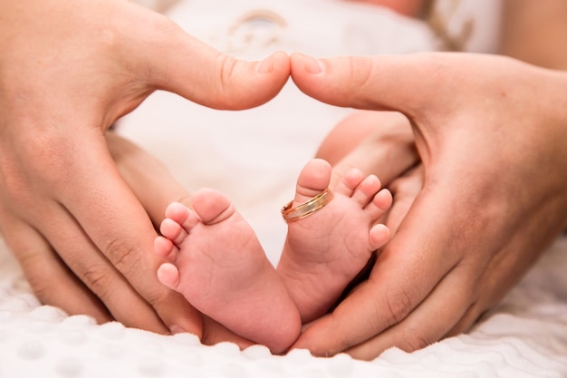 Handles and legs of the newborn baby