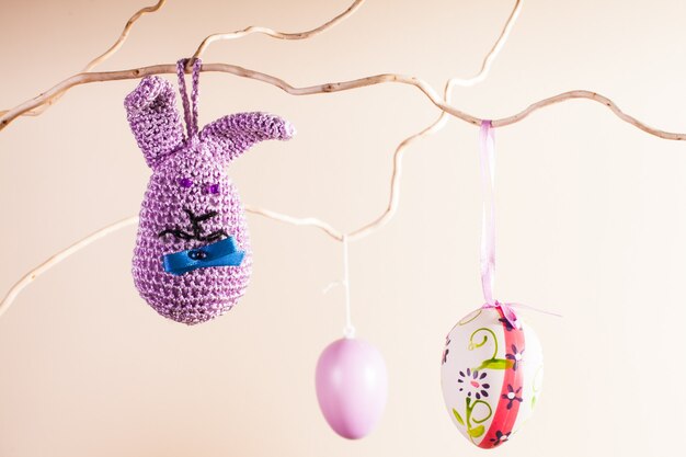 Photo handmade crochet easter decorations on the branches in vase