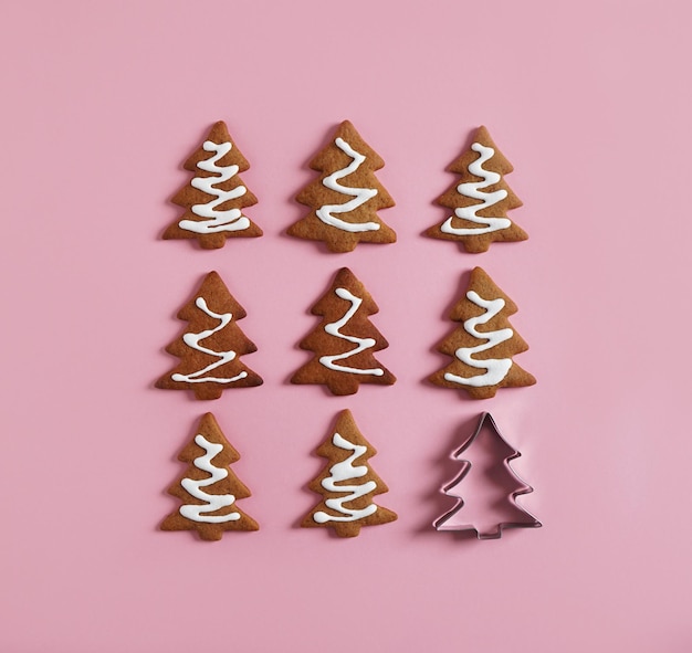 Handpainted gingerbread of christmas tree in the square shape on a pink background