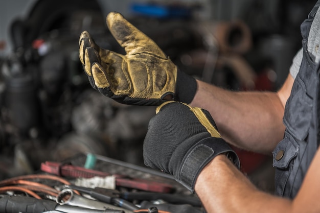 Photo hands of car service worker