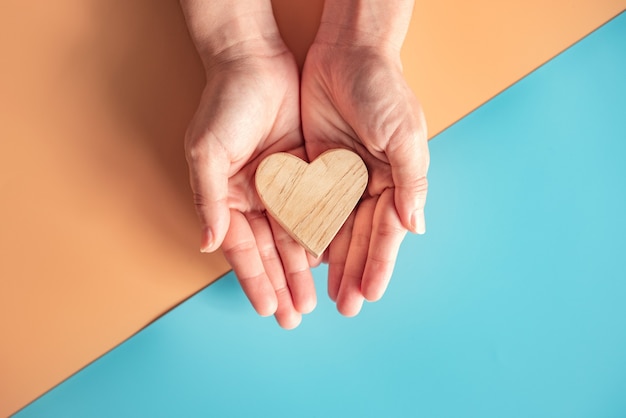 Photo hands holding wood heart