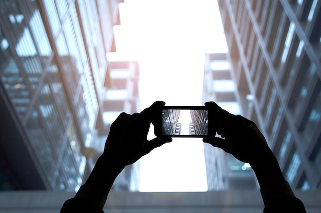 Photo hands photographing skyscraper buildings