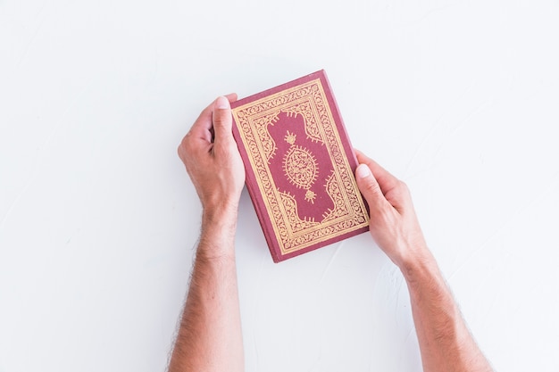 Photo hands with arabic book