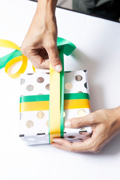 Photo hands wrapping present on table