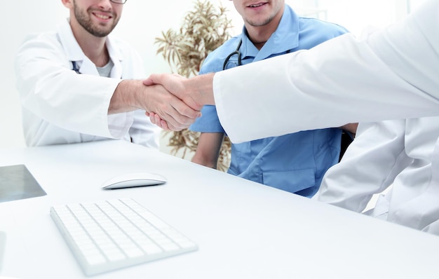 Photo handshake between the two doctors during the working meeting