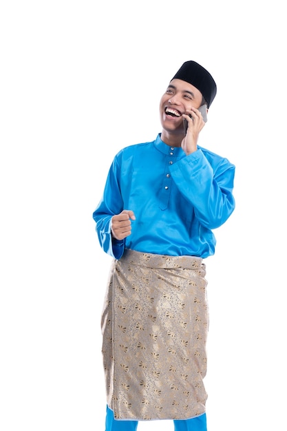 Photo handsome asian male muslim talk on his phone over white background