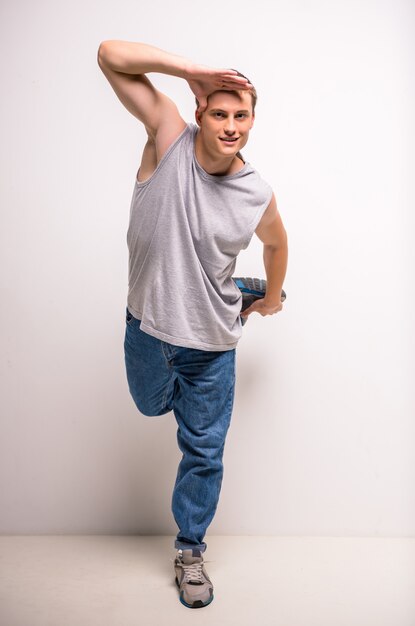 Photo handsome breakdancer standing at studio.