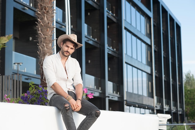 Photo handsome man fashion portrait dressed in straw hat and white shirt