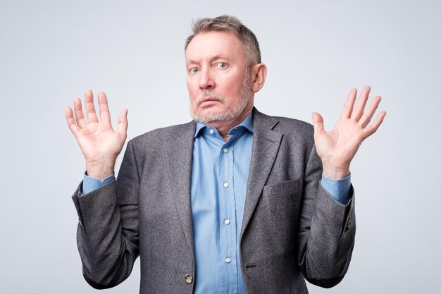 Photo handsome mature worker giving up who care concept