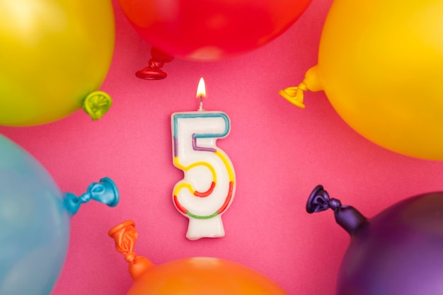 Photo happy birthday number 5 celebration candle with colorful balloons