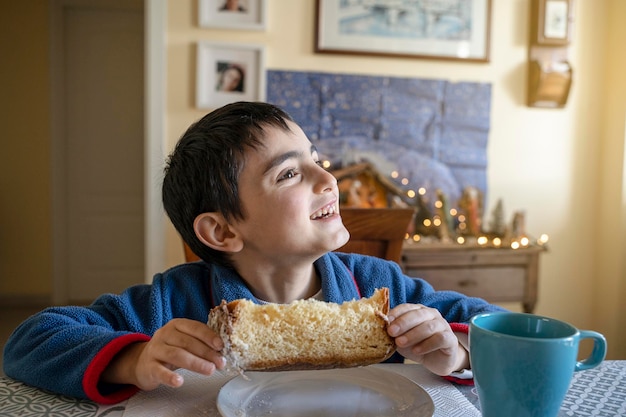 Happy breakfast with pandoro at home as soon as I wake up