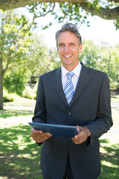 Photo happy businessman holding digital tablet