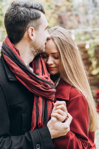 Photo happy couple of two bonding to each other during the cozy day in the park. man and woman in love dating at the autumn street. lifestyle concept