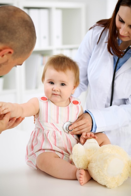 Photo happy cute baby at health exam at doctor's office medicine and health care concept