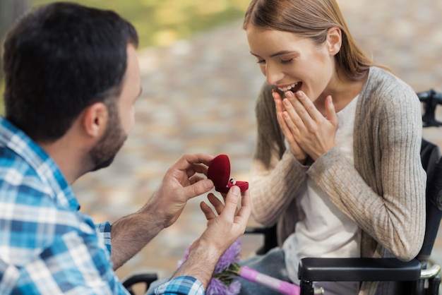 Photo happy disabled couple on date in park