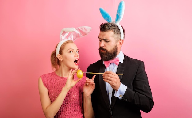 Happy family celebrate easter bunny couple painting egg for holidays decorating eggs ideas