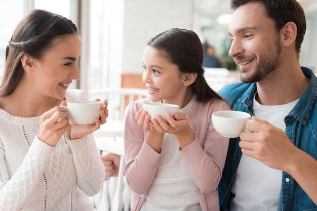 Happy Family Has Tein Cozy Cafe Winter Warmth.