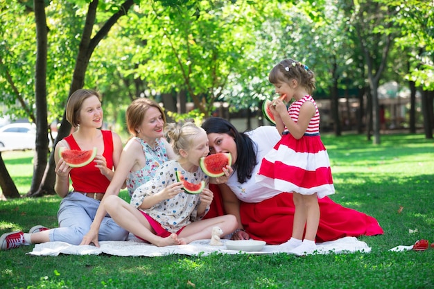 Photo happy family at a picnic