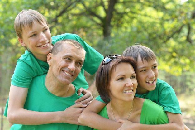 Photo happy family resting in a summer park