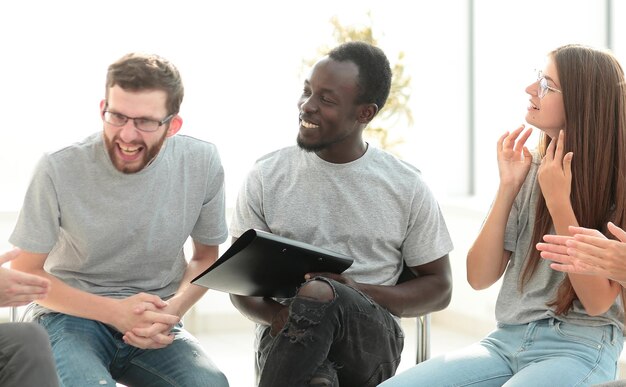 Photo happy group of young people sitting in a circle