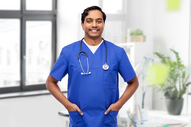 Photo happy indian doctor or male nurse with stethoscope