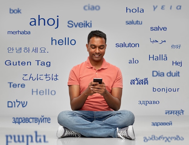 Photo happy indian man using smartphone