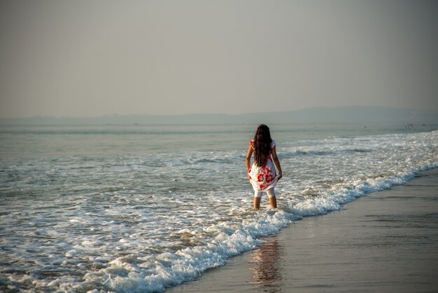 Photo happy indian woman enjoying a vacation on the beach.