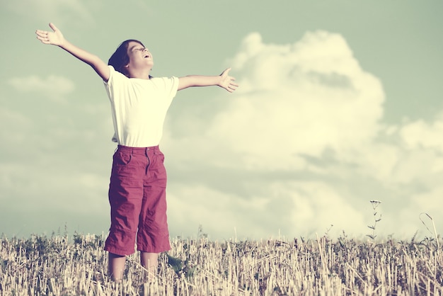 Photo happy kid breathing fresh air