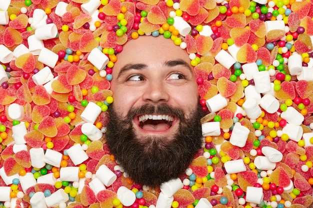 Photo happy man in sweets