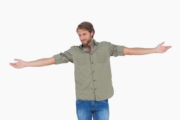 Photo happy man with arms outstretched