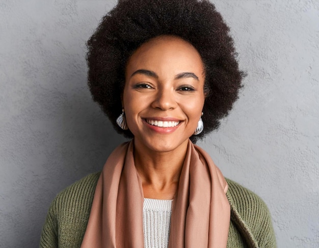 Photo happy mature black woman american african smiling on grey wall