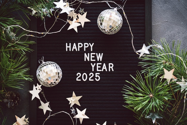 Photo happy new years christmas background with cone tree and christmas decorations