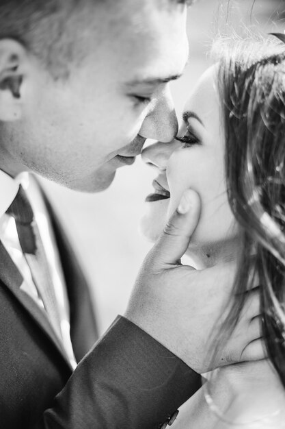 Photo happy newlywed couple portrait face closeup of newlywed bride hugging smiling-groom near