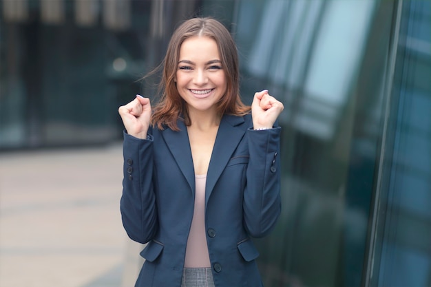 Photo happy positive successful beautiful college student