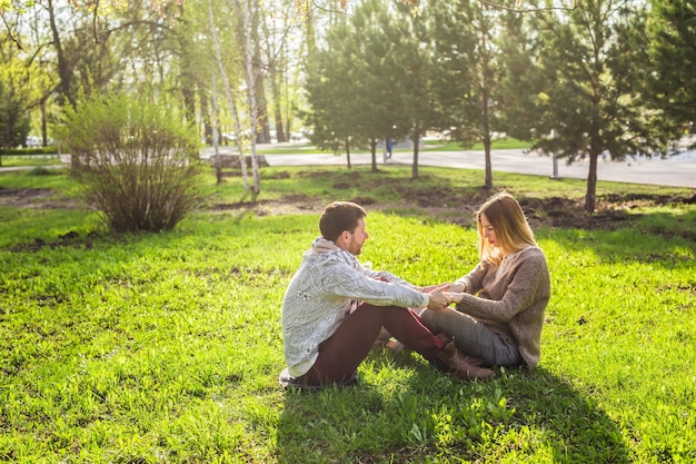 Photo happy pregnant woman and her husband in the park.