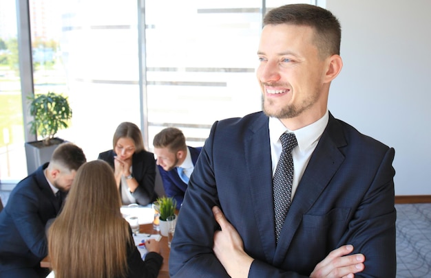 Photo happy smart business man with team mates discussing in the background