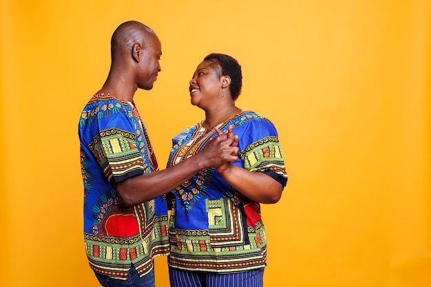 Photo happy spouse dancing slow dance