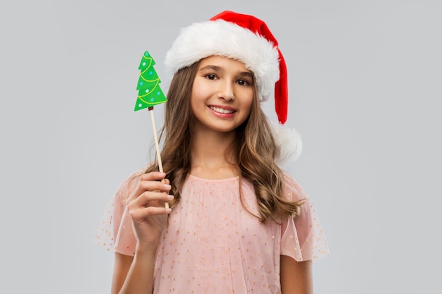 Photo happy teenage girl in santa hat on christmas