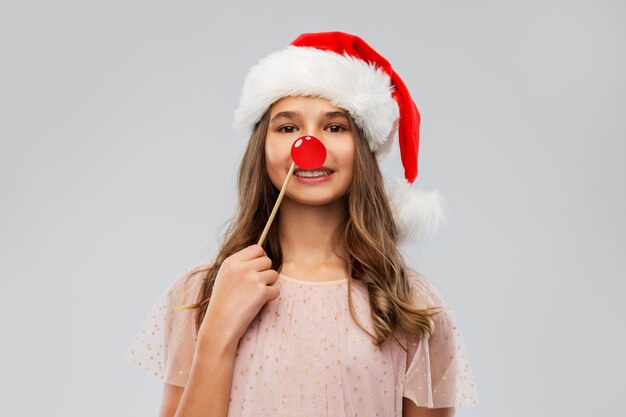 Photo happy teenage girl in santa hat on christmas