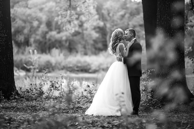 Photo happy wedding couple enjoy each other in the park the concept of youth love fashion and lifestyle